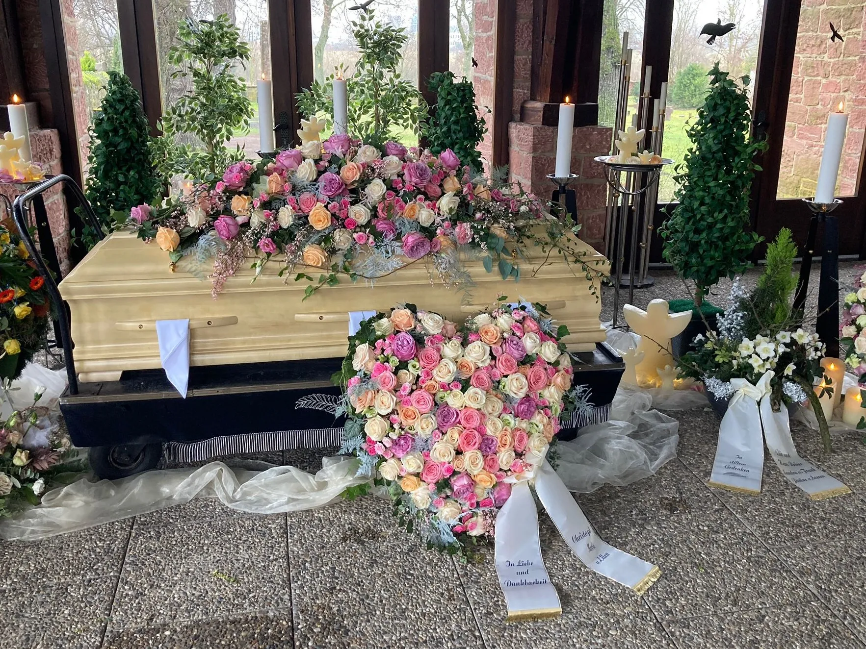 Sargbukett und Herz aus Blumen — Erdbestattung