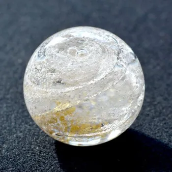 Glaskörper mit eingelegter Asche